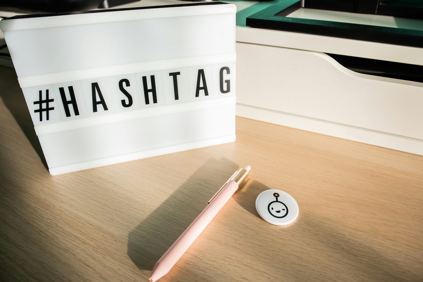 Une lightbox portant le mot #HASHTAG posée sur un bureau